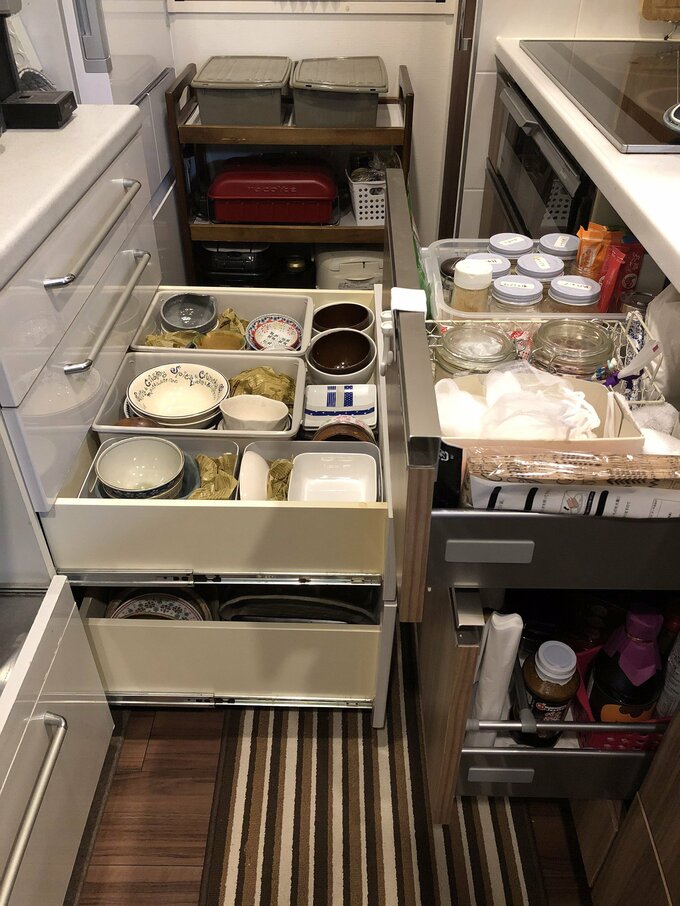 お皿は低い位置の引き出しに収納するのが防災的にはベター