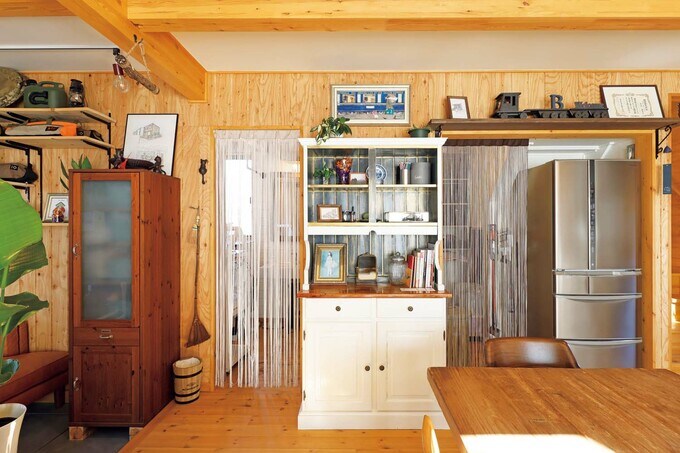 冷蔵庫は階段下に収納