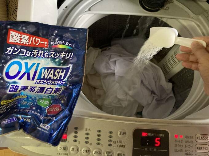 洗濯機にオキシウォッシュを入れる様子
