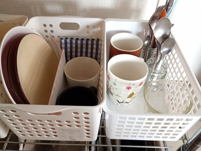 中皿3枚とカップ、グラスを収納したケース