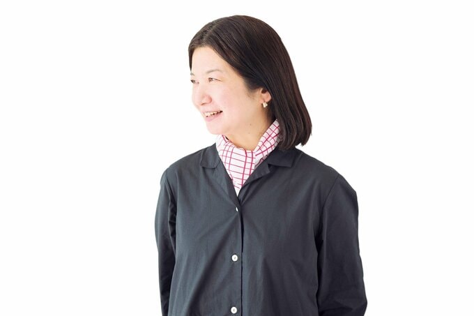 首元に手ぬぐいをまいた女性
