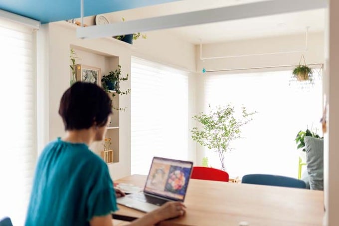 ダイニングで仕事をする施主