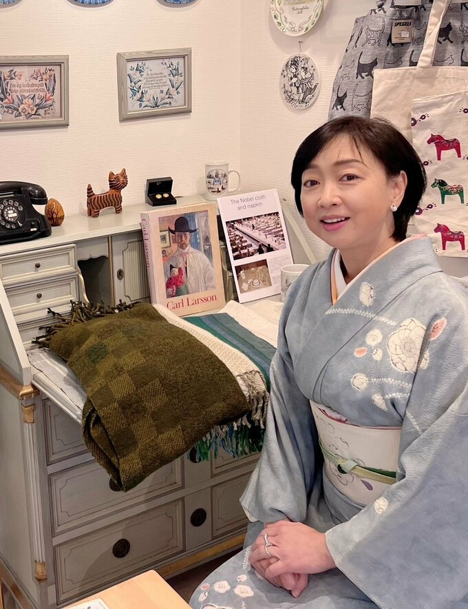 白いデスクの前に女性