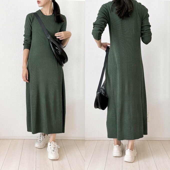 リブニットワンピース着用