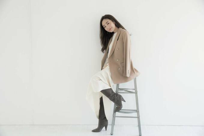 イスに座る女性