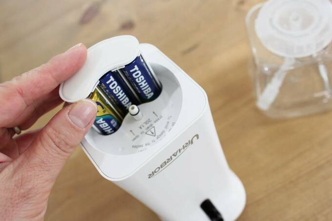 電池を入れる様子