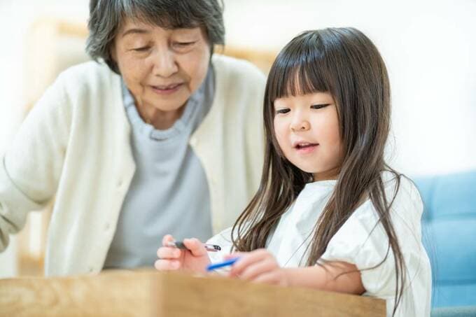 年配の女性と女の子