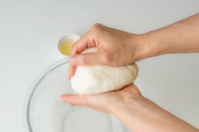 パンを成形する様子