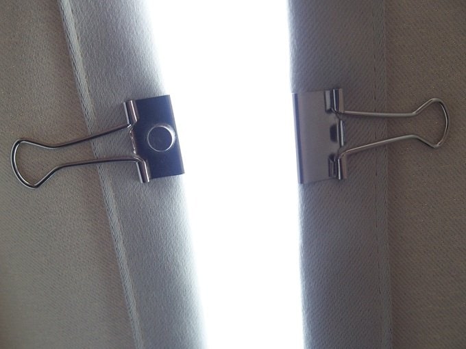 カーテンすき間防止クリップ
