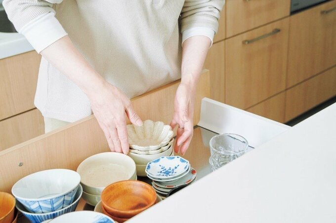食器を収納する様子