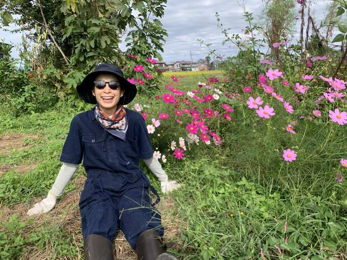 帽子をかぶった女性とお花