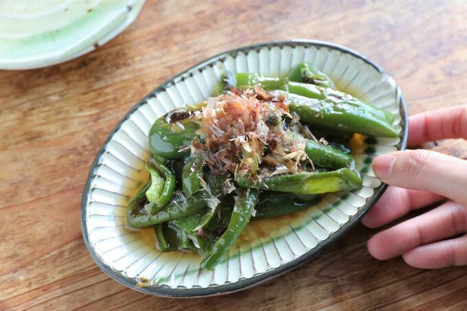 焼きびたしを持つ様子