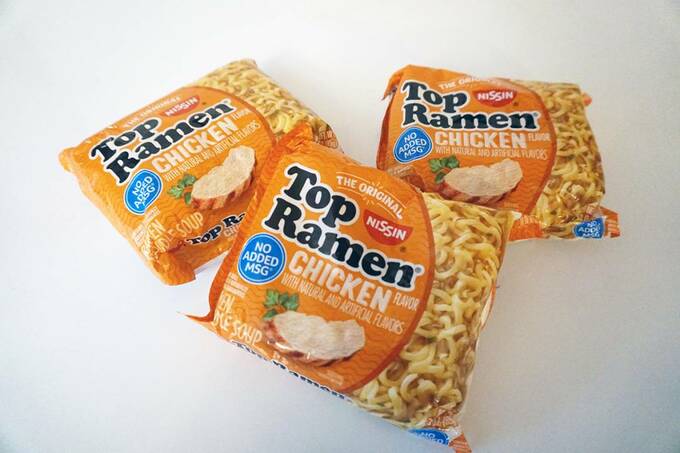 インスタントラーメンの袋3つ