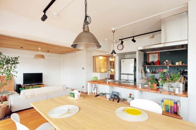 ペンダントライトがポイントのダイニング