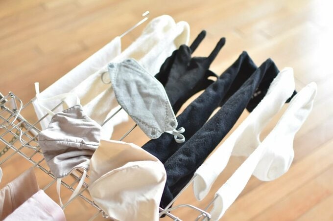 タオルハンガーに干した靴下やマスク