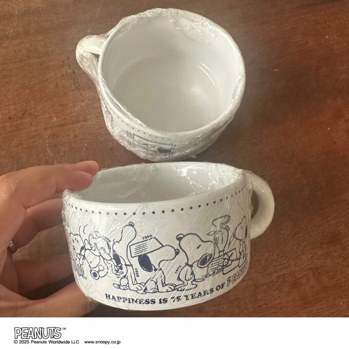 マグカップの内側にバターを薄く塗り、側面とフチをラップで覆う