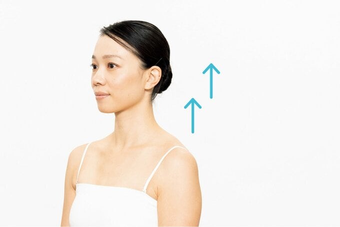 正面を向く女性