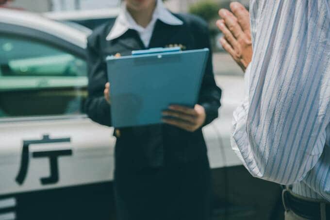 警察の取り調べをうける様子