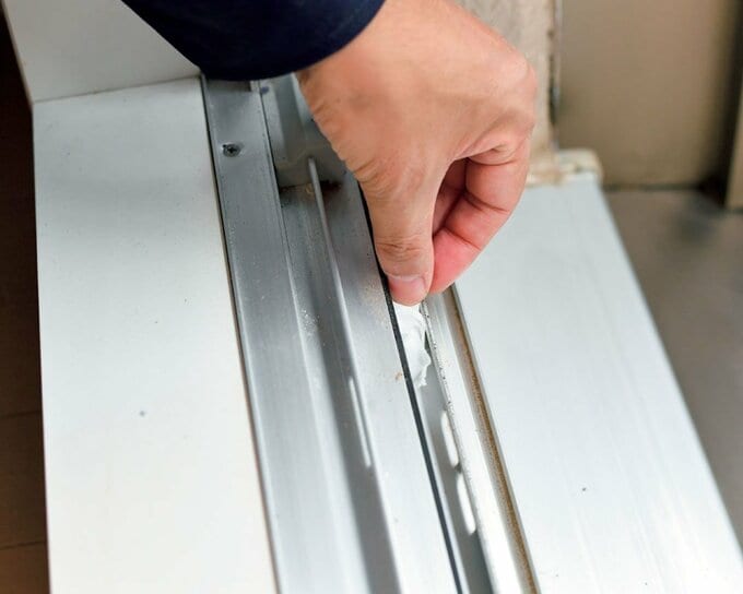 ウェットシートでサッシをふき取る様子