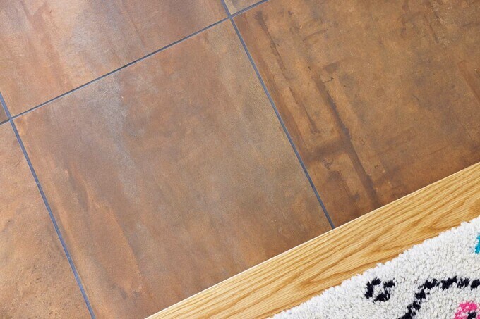 玄関土間に敷いたタイル