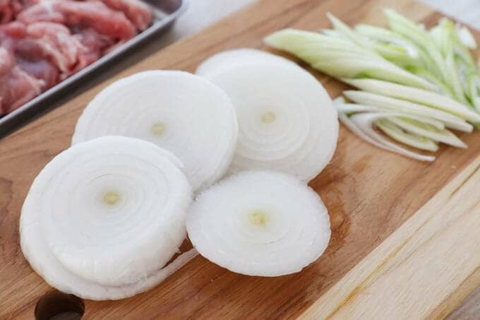 カットしたタマネギとネギ