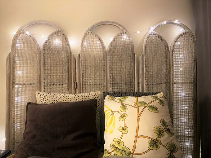 ヘッドボードの照明をつけたところ