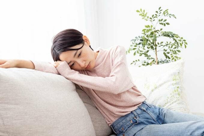 ソファに倒れこむ女性