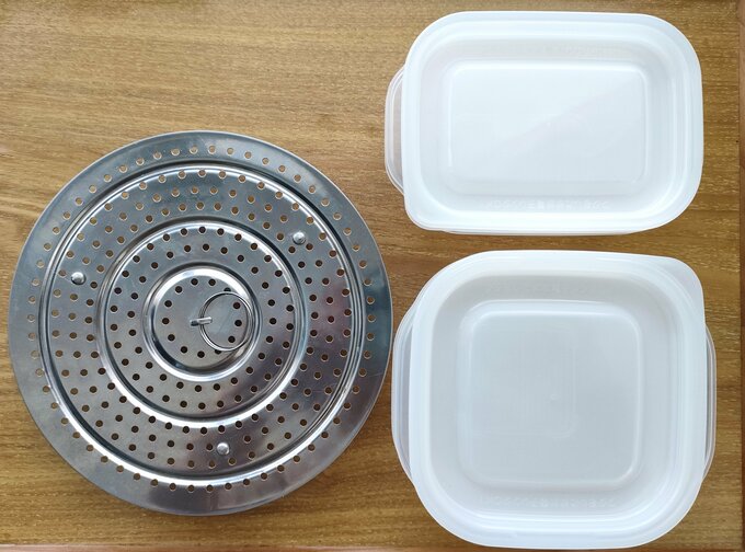 写真左はフライパンに入れる蒸し器、右は洗いやすいタッパー角型