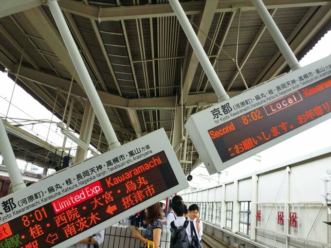 ホームの電光掲示板が倒れる写真