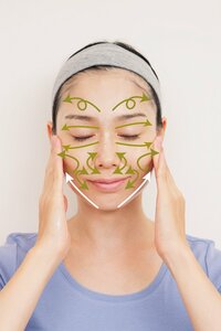 指全体を使って顔全体になじませる