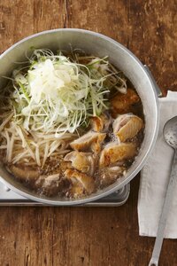 少ない素材でもボリューム満点!鶏肉とモヤシの香味鍋