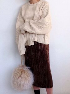 スカートのしっとりとしたラインでメリハリ効果抜群。