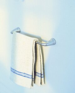 マットなシルバーがクール。圧倒的な磁力のタオルバー