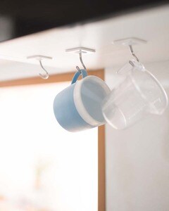 つり戸棚の下のスイングフックにカップ類をぶら下げる