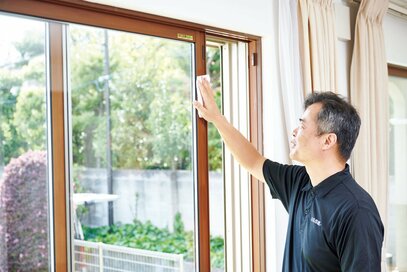 意外とカビが潜むリビング。壁、床、窓枠など場所別の掃除術