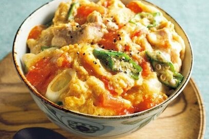 笠原将弘さんの彩り「親子丼」レシピ。とろっとろの卵がたまらなくおいしい