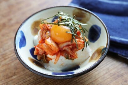 とろ～り卵黄とキムチの冷ややっこ。すぐ食卓に出せるワザあり豆腐レシピ3選