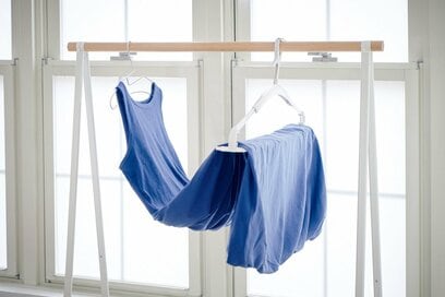 ワンピースの正しい「しまい洗い」と「干し方」。ハンガーを2本使えば型崩れも心配無用