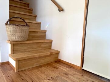 階段に「カゴ」を置いてよかった。片付けが苦手な家族がいてもリビングが散らからなくなった