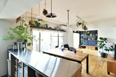 【マンションリノベ事例】グリーンと相性いいリノベ。ダクトレールやカーテンボックスにも楽しい仕掛け