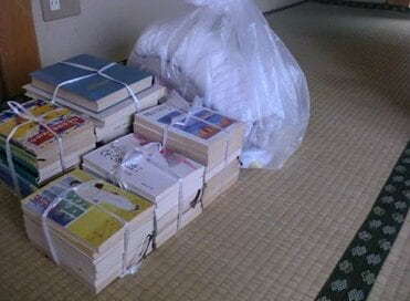 大量の本を捨てるなら、体力があるうちに。「後悔しない」整理術で、部屋も心も軽く