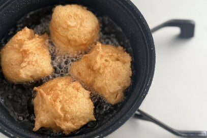 米粉と豆腐の「カリッとモチふわ」ドーナツレシピ。揚げたてが最高、簡単おやつ