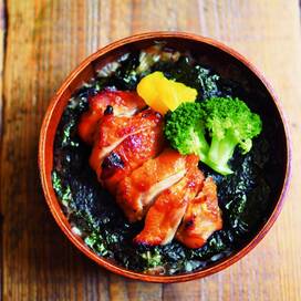 甘辛チキンをのり弁にドン！大胆でご飯がすすむ