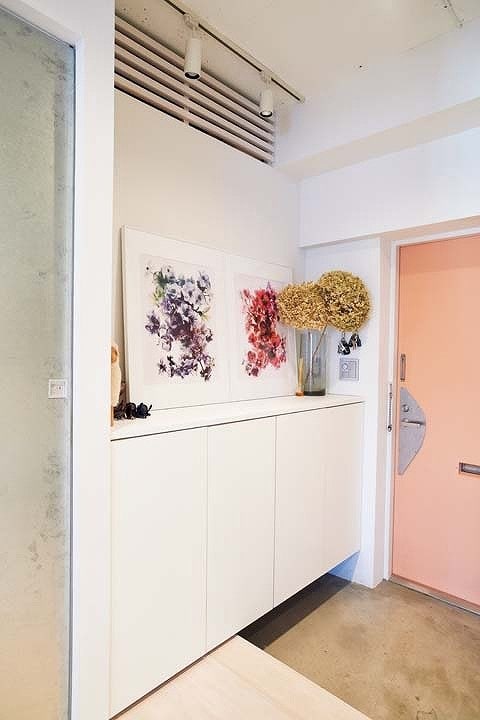 ビタミンカラーで塗装した玄関扉内側