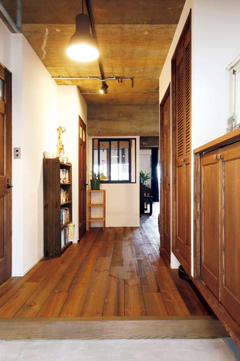 室内窓越しに外の景色が目に入る玄関