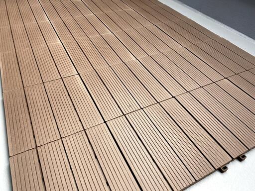 ウッドパネルを設置したベランダの床