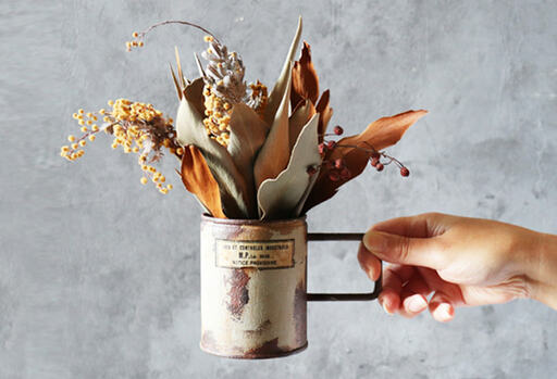 リメイクした空き缶にドライフラワーをアレンジ