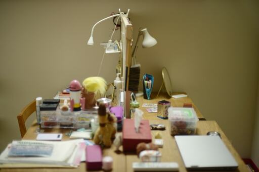 仕切り板を立て向かい合わせに並べた学習机