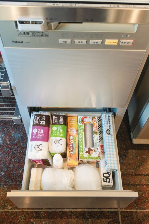 引き出し1つに、ストック1つずつ。ラップやポリ袋などの消耗品は、食洗機下の引き出しで「一元管理」