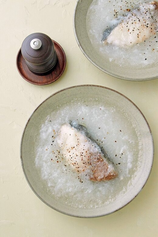 焼いたブリにたっぷりのみぞれがかかっている